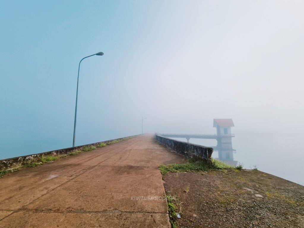 Con đường bê tông ven hồ Đăklong Thượng