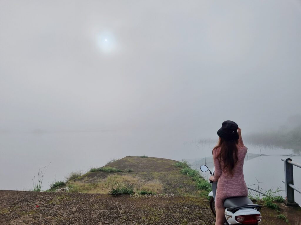 Hồ Đắklong Thượng mờ ảo trong màn sương sớm