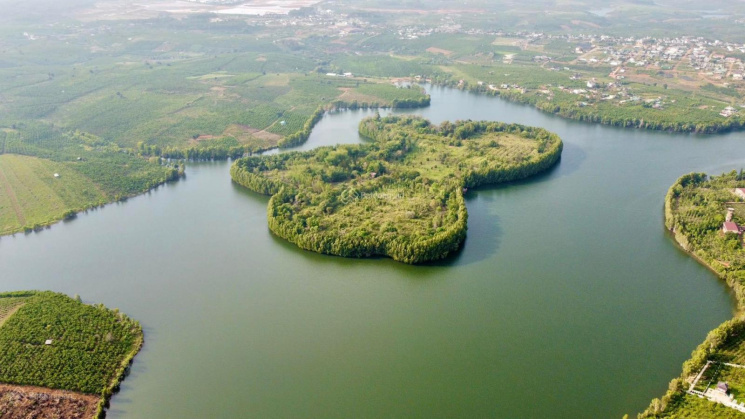 Một chiếc hồ với ốc đảo hình cánh bướm, không có flycam bay nên mình lấy hình nguồn từ Internet