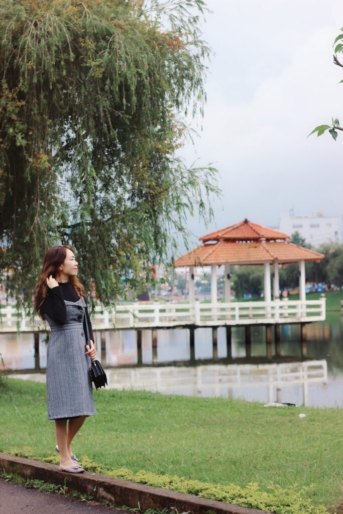 đi dạo tại bờ hồ Bảo Lộc
