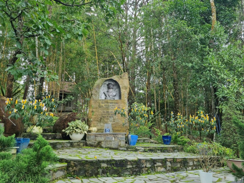 Mộ của thi sĩ Nguyễn Đức Sơn tại khu vực của gia đình giữa đồi thông Phương Bối